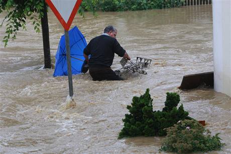 Povodeň vyhnala lidi z domovů.